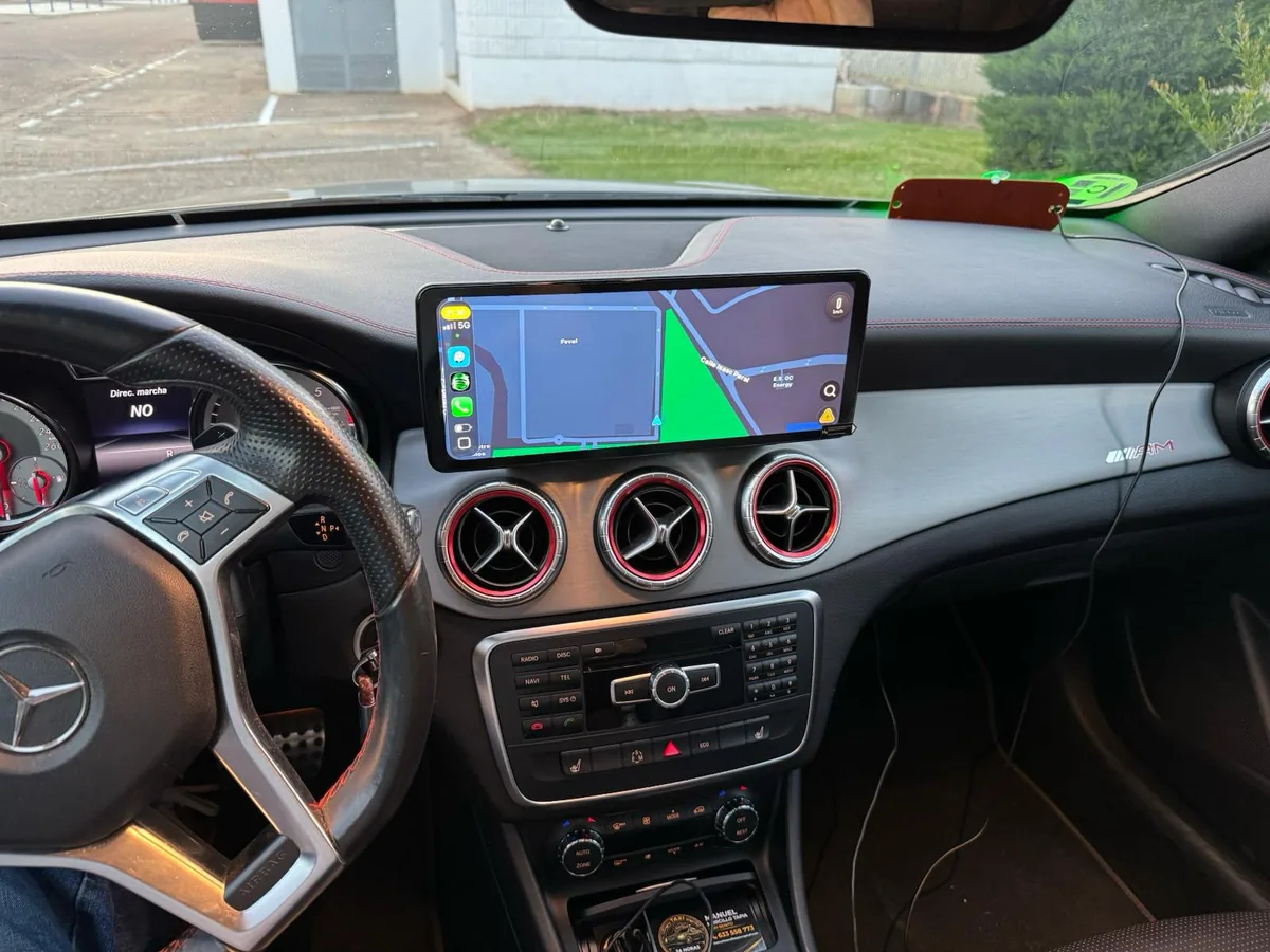 Interior del taxi con pantalla de navegación