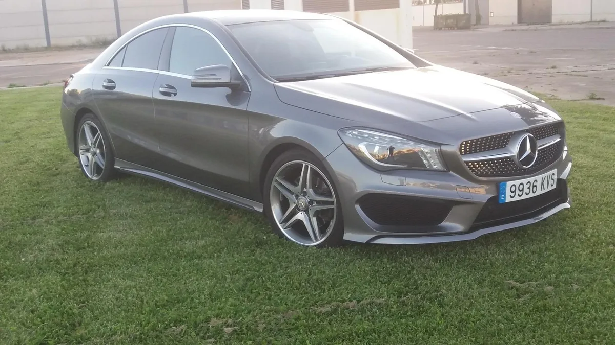 Taxi gris Mercedes-Benz preparado para servicio en Don Benito